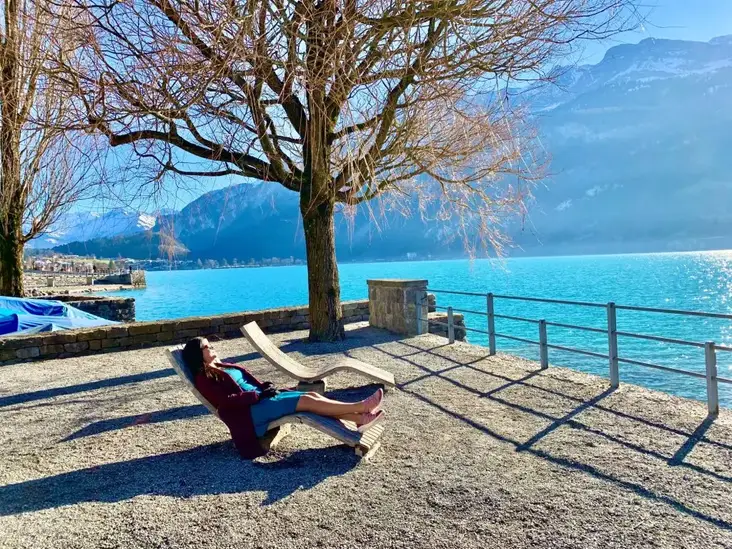 Brienz promenade - relax on the lounge chairs